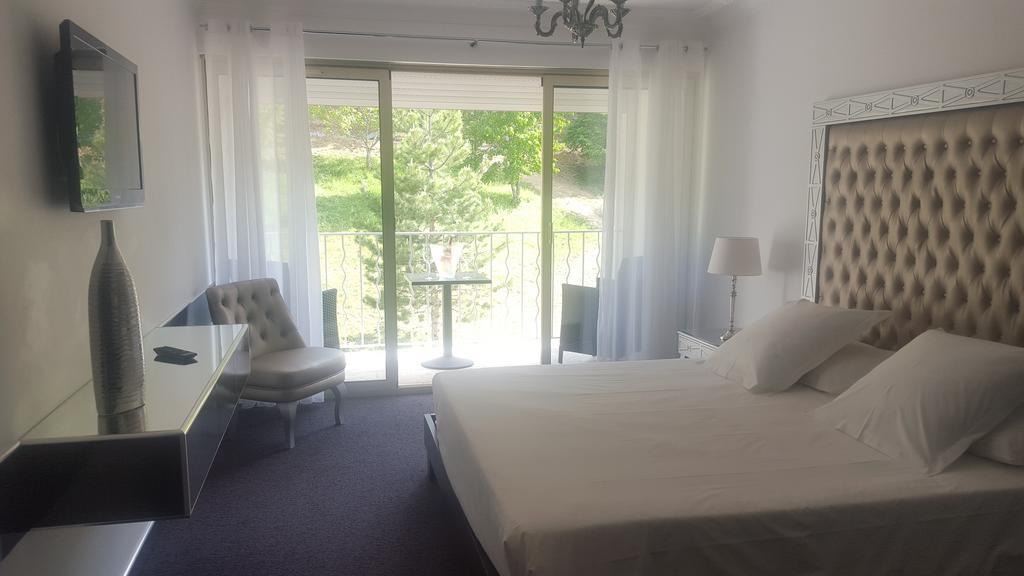 Hotel Les Deux Lions Riez Buitenkant foto